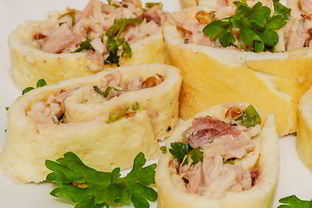 Рулетики из омлета с курицей Аппетитные