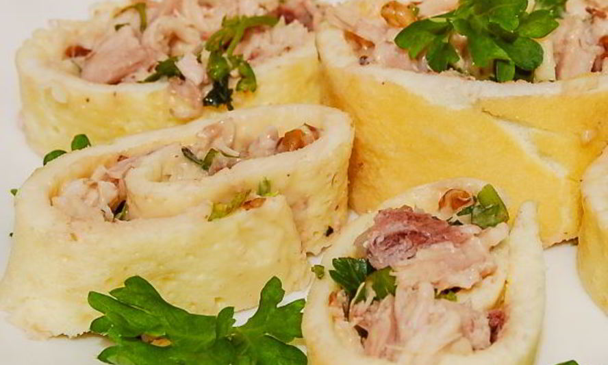 Рецепт рулетики из омлета с курицей аппетитные