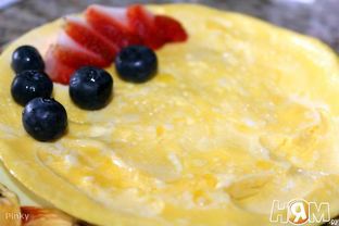 Сладкий омлет с клубникой