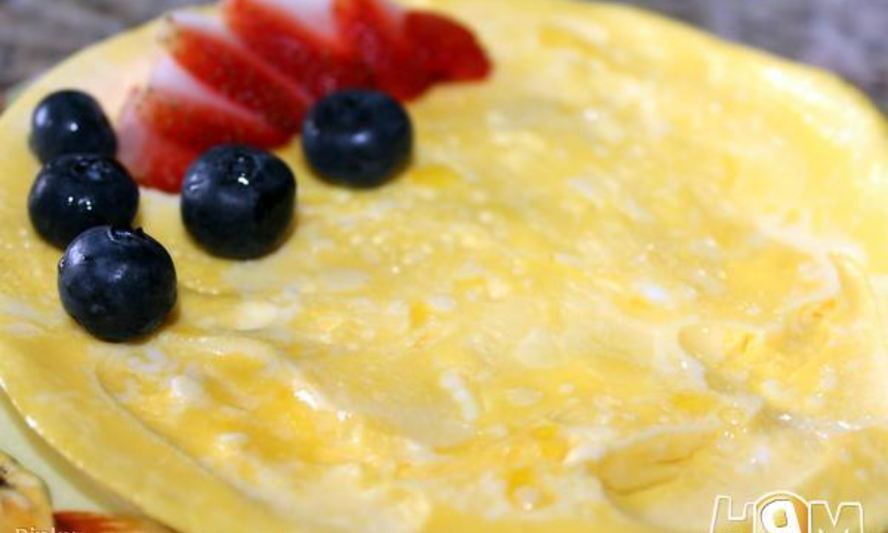 Рецепт сладкий омлет с клубникой