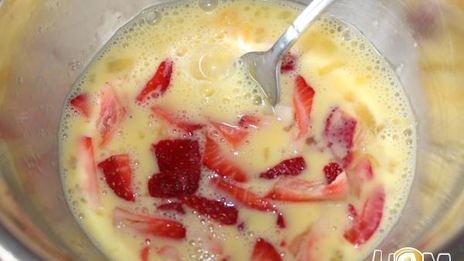 сладкий омлет с клубникой