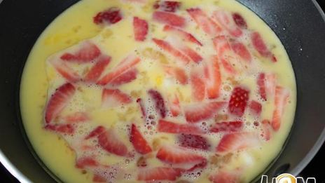 сладкий омлет с клубникой
