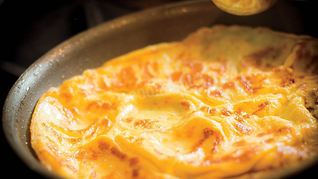 Сладкий омлет с молоком на сковороде