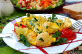 Сырный омлет с цветной капустой, колбасой и перцем