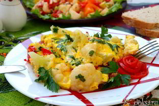 Сырный омлет с цветной капустой, колбасой и перцем