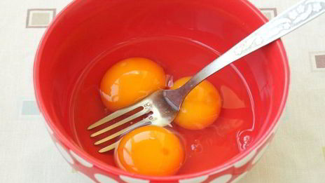 сырный омлет с цветной капустой, колбасой и перцем