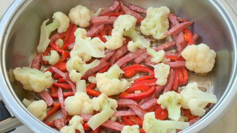 сырный омлет с цветной капустой, колбасой и перцем