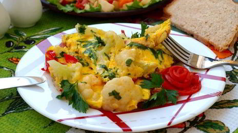 сырный омлет с цветной капустой, колбасой и перцем