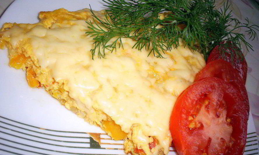 Рецепт сытный омлет с овощами и курицей