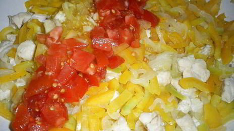 сытный омлет с овощами и курицей