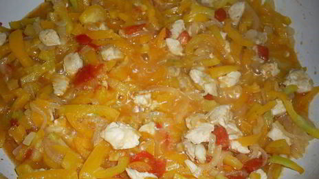 сытный омлет с овощами и курицей