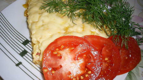 сытный омлет с овощами и курицей