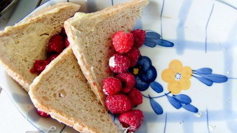 запеченный омлет с ягодами