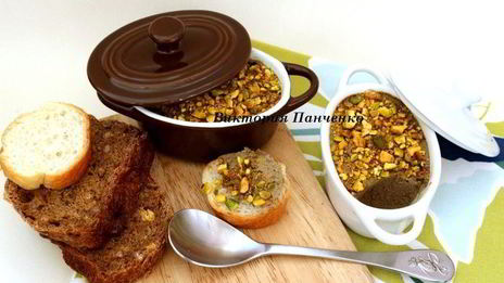 паштет из куриной печени с авокадо и фисташками
