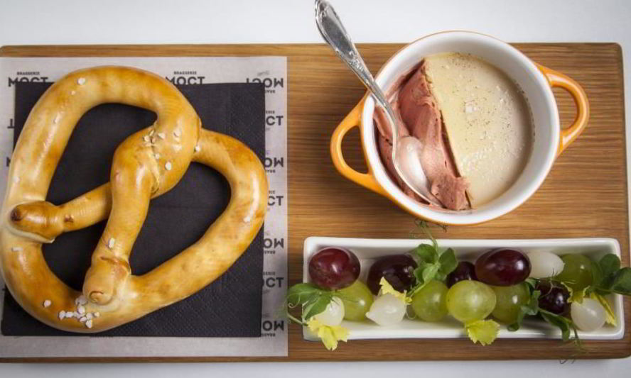 Рецепт паштет из куриной печени с брецелем и маринованным виноградом