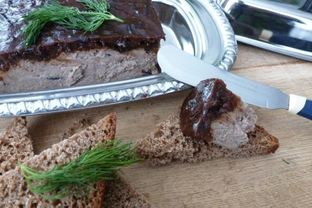 Паштет из куриной печени с желе из чернослива