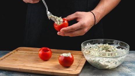 помидоры, фаршированные печенью трески и яйцами