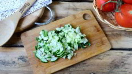 помидоры, фаршированные сыром и огурцами