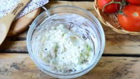 помидоры, фаршированные сыром и огурцами