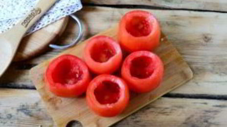 помидоры, фаршированные сыром и огурцами