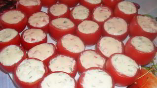 Помидоры с двумя видами начинки