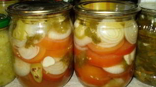 Помидоры с луком на зиму