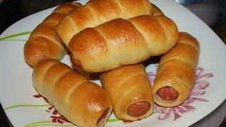 Простые сосиски в дрожжевом тесте