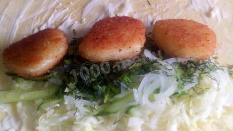 чикен ролл с капустой и огурцами