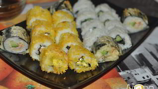 Горячие роллы в панировочных хлопьях