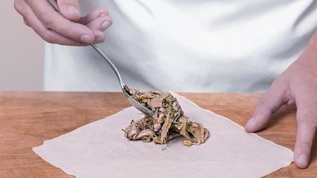 китайские роллы с курицей и грибами