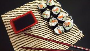 Маки суши с лососем, сыром и огурцом