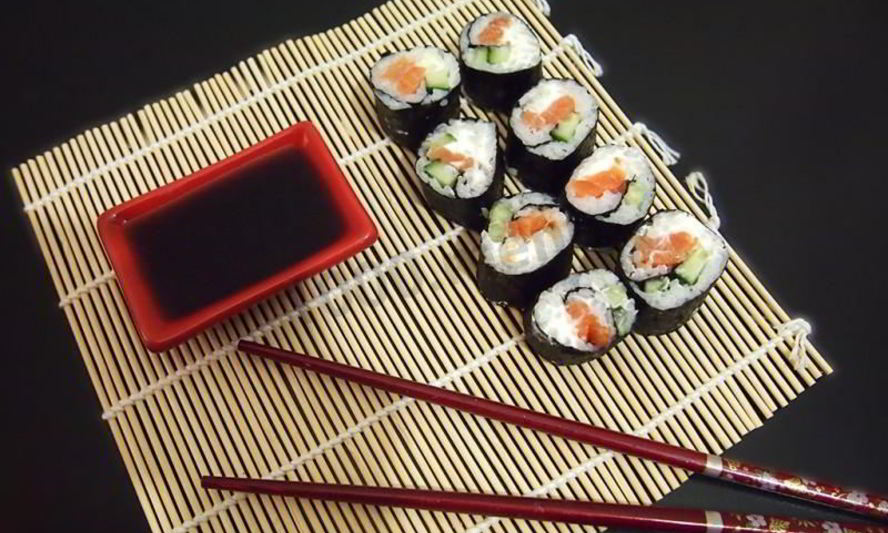 Рецепт маки суши с лососем, сыром и огурцом
