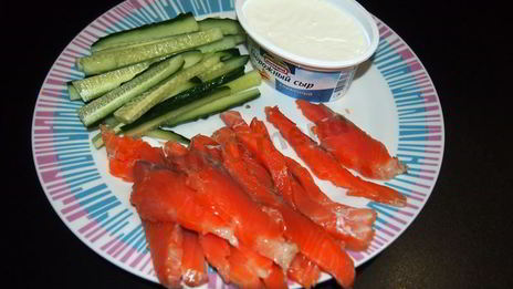 маки суши с лососем, сыром и огурцом