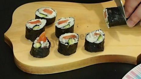 маки суши с лососем, сыром и огурцом