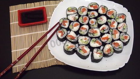 маки суши с лососем, сыром и огурцом