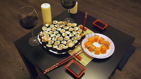 маки суши с лососем, сыром и огурцом