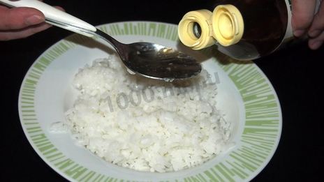 маки суши с лососем, сыром и огурцом