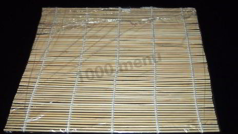 маки суши с лососем, сыром и огурцом