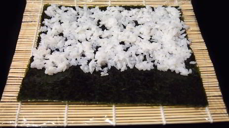 маки суши с лососем, сыром и огурцом