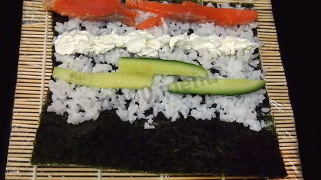 маки суши с лососем, сыром и огурцом