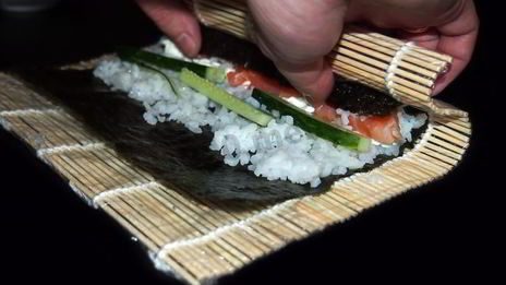 маки суши с лососем, сыром и огурцом