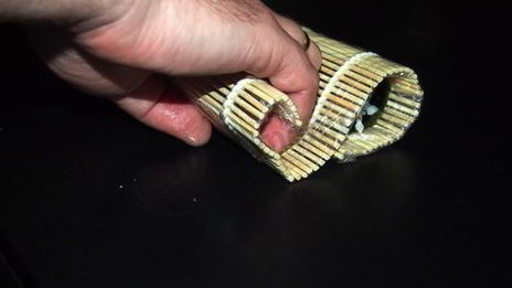 маки суши с лососем, сыром и огурцом