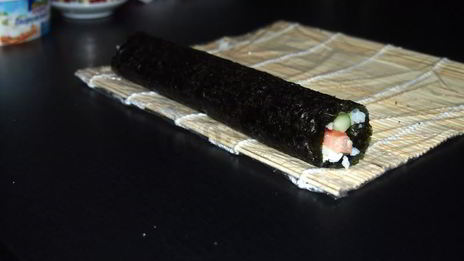 маки суши с лососем, сыром и огурцом