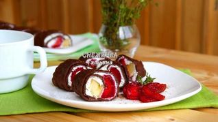 Омлетный шоколадный ролл с клубникой