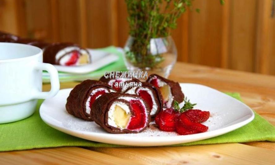 Рецепт омлетный шоколадный ролл с клубникой
