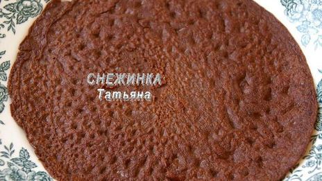 омлетный шоколадный ролл с клубникой