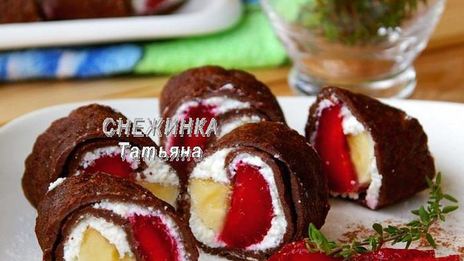 омлетный шоколадный ролл с клубникой