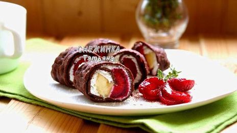 омлетный шоколадный ролл с клубникой