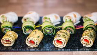 Простые роллы с лососем к праздничному столу