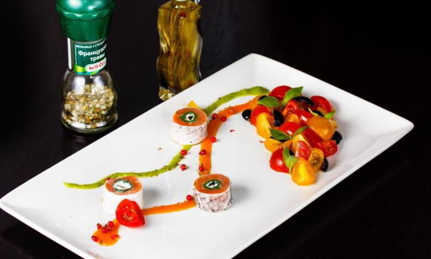 Рецепт ролл из копченого лосося с томатами